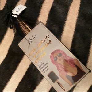 Aria Beauty Luxe Detangling Electroplated Brush